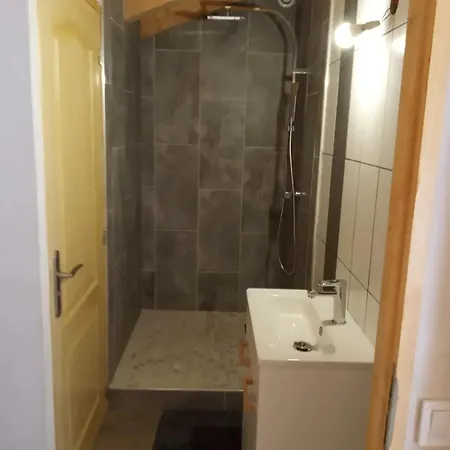 Confortable à De 70 M² Avec Balcon * Séez